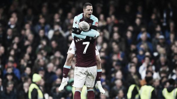 Chicharito junto a Arnautovic festejan la igualdad. Foto: Premier League.