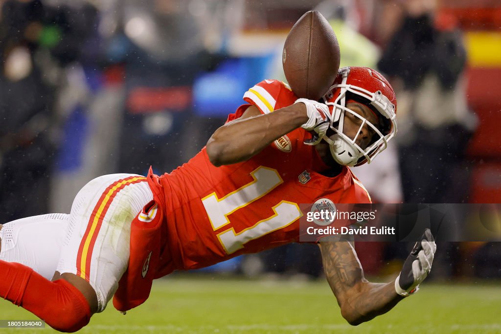 Marquez Valdes-Scantling #11 of the Kansas City Chiefs drops a pass late in the fourth quarter against the Philadelphia Eagles at GEHA Field at Arrowhead Stadium on November 20, 2023 in Kansas City, Missouri. (Photo by David Eulitt/Getty Images)