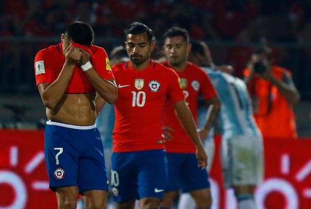 Los jugadores chilenos, con Alexis a la cabeza, se lamentan tras el segundo gol encajado./Foto: bbc.com/