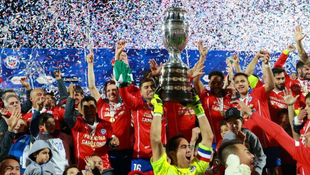 Claudio Bravo lifts Copa America trophy. Photo: EL Sportivo