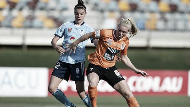 Brisbane Roar's Kim Carroll fights for the ball with Sydney FC's Chloe Logarzo. (Photo: wleague.com.au)