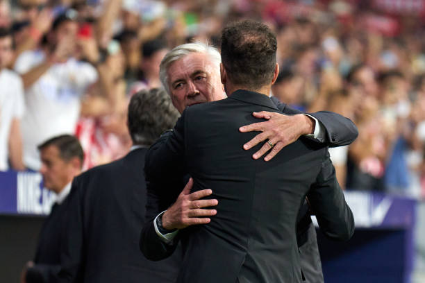 El abrazo de Simeone y Ancelotti en el derbi de liga. Foto: Getty Images