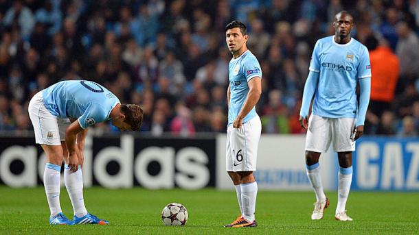 Los jugadores del Manchester City se lamentan tras un gol del Bayern | Fotografía: Bayern Münich