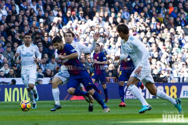 Luis Suárez ante la persecución de Kovacic y Varane en el clásico de diciembre I Foto: Daniel Nieto (VAVEL)