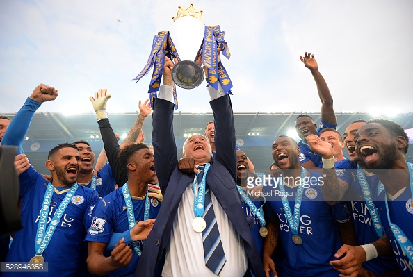 Claudio Ranieri lifts the Premier League trophy | Photo: Getty/ Michael Regan