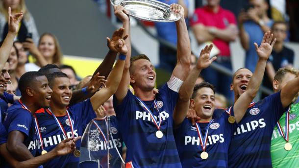 Luuk de Jong levanta la décima Supercopa del PSV. (Foto: nu.nl)