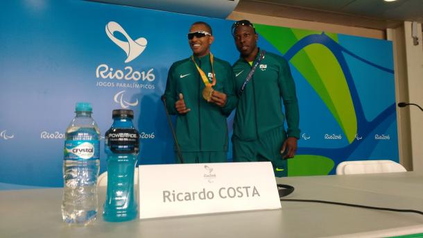 Ricardo posa com medalha e ao lado de Célio da Silva, seu guia | Foto: Pedro Henrique Guimarães/VAVEL Brasil