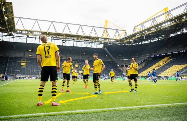 Jogadores do Dortmund evitando o contato na comemoração do gol de Haaland (Foto: Reprodução / BVB)