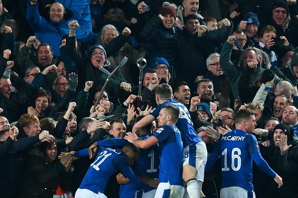 Jogadores do Everton comemorando o gol (Foto: Paul Ellis/AFP)