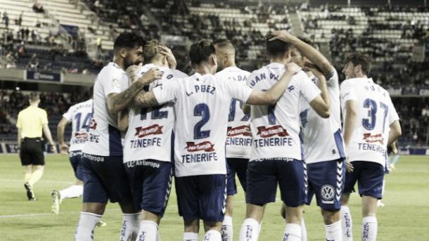 Jugadores del Tenerife celebran un gol //Fuente: LFP