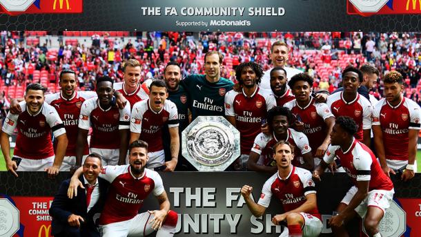 Los jugadores del Arsenal posan junto a la Community Shield | Fotografía: Arsenal