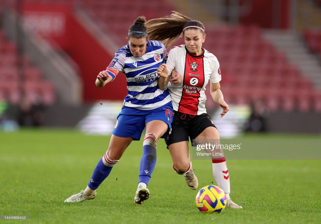 Georgie Freeland of Southhampton challenges <strong><a  data-cke-saved-href='https://www.vavel.com/en/football/2016/07/04/womens-football/665706-london-bees-4-3-3-2-chelsea-cupset-in-barnet.html' href='https://www.vavel.com/en/football/2016/07/04/womens-football/665706-london-bees-4-3-3-2-chelsea-cupset-in-barnet.html'>Deanna Cooper</a></strong> of Reading during the FA Women's Continental Tyres League Cup match between Southampton and Reading at St Mary's Stadium on November 27, 2022 in Southampton, England. (Photo by Warren Little/Getty Images)