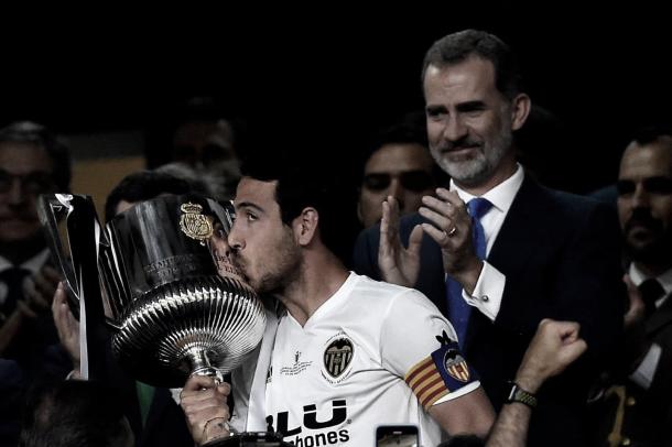 Dani Parejo levantando la Copa del Rey./ Foto: Twitter Dani Parejo