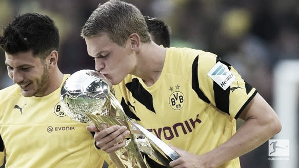 Ginter besando la Supercopa alemana/ Foto:Borussia Dortmund.Oficial
