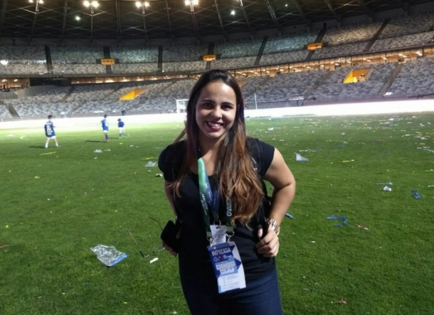 Isabelly Morais após cobrir a final da Copa do Brasil de 2017, no gramado do Mineirão (Foto: Marcelo Neves/VAVEL Brasil)