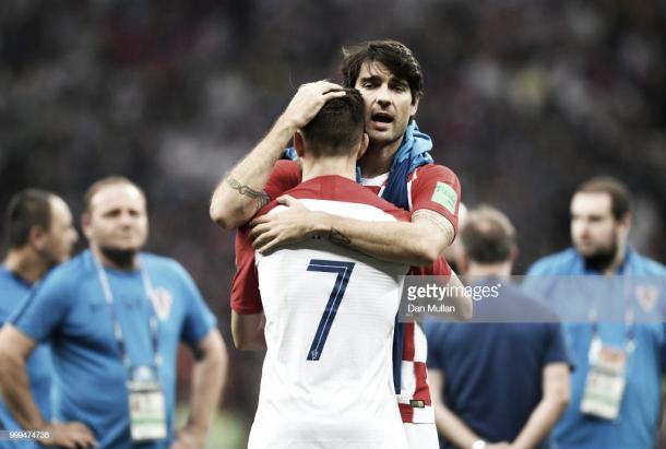 Corluka consuela a Ivan Rakitic tras perder la final / Fuente: Getty Images