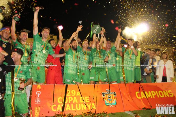 Los catalanes alzando el título de campeón de la Copa Catalunya / Foto: Oscar Yeste (VAVEL.com)