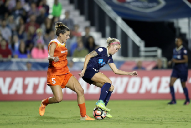 North Carolina midfielder Denise O'Sullivan turns on the ball in their home match against the Houston Dash. | @TheNCCourage