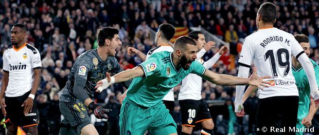 Courtois y Benzema celebran el gol del empate en Mestalla. Fuente: Real Madrid