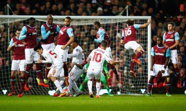 Coutinho cheekily tucks his free-kick under the wall (photo: Getty Images)