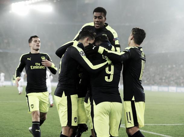 Los jugadores del Arsenal celebrando el segundo gol de Lucas Pérez | Foto: twitter Arsenal