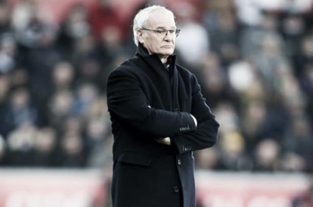 Claudio Ranieri pensativo durante un partido de los Foxes | Imagen: LCFC