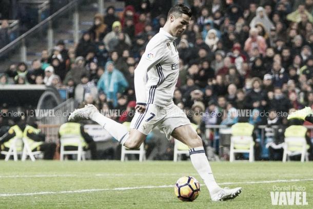 Cristiano Ronaldo golpeando el esférico | Foto: VAVEL
