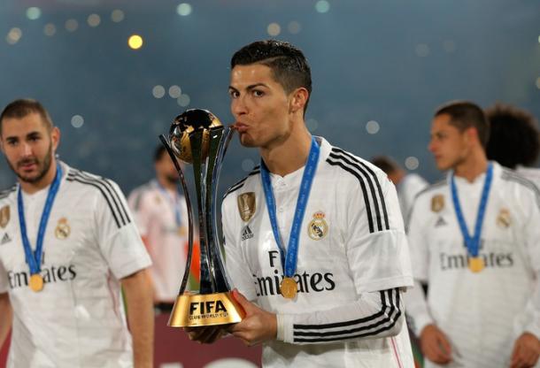 Cristiano Ronaldo com o troféu de campeão do Mundial de Clubes da FIFA 2014 (Foto: AP)