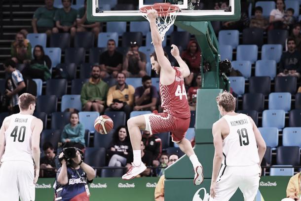 Bojan Bogdanovic frente a Lituania. Foto: FIBA