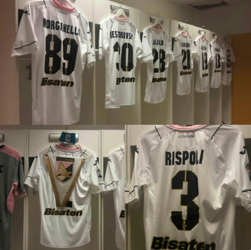 Lo spogliatoio del Palermo agghindato con le magliette dei calciatori. | US Città di Palermo, Twitter.