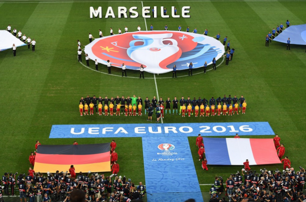 Uno dei momenti dell'ingresso in campo: l'inno tedesco. | UEFA.com.