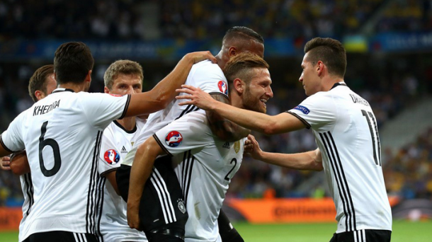 L'esultanza di tutti i tedeschi al gol di Mustafi. | Twitter, FIFA.