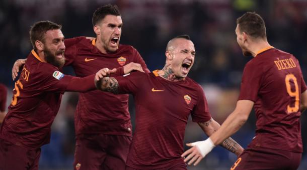 De Rossi, Strootman e Dzeko festeggiano Nainggolan che a sua volta grida di gioia per il gol realizzato contro il Milan. | tuttosport.com