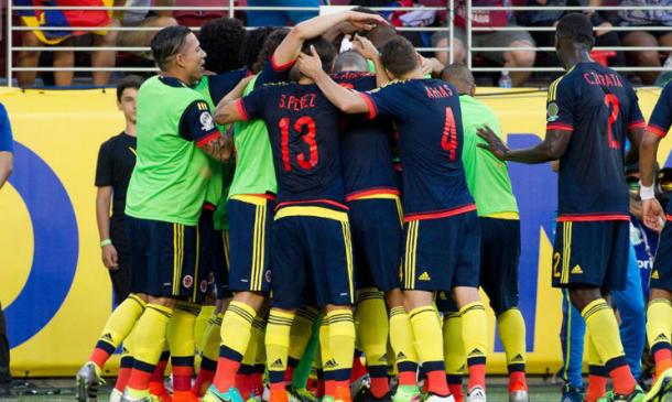 L'esultanza di gruppo colombiana dopo la rete decisiva durante il match col Paraguay. | Google.
