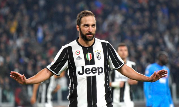 Gonzalo Higuain segna ma non esulta contro la sua ex squadra. | Dennis Abraham James, Twitter.