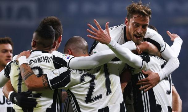 I bianconeri festeggiano il gol-vittoria di Higuain alla Roma. | panorama.it