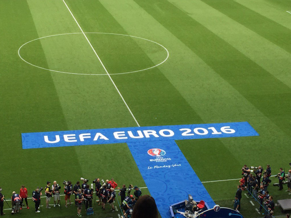 Una foto dell'attesa prima dell'inizio del match a Bordeaux. | Twitter, FA Wales.