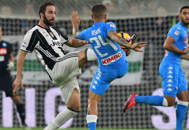 Un contrasto fra Insigne ed Higuain. | La UEFA, Twitter.