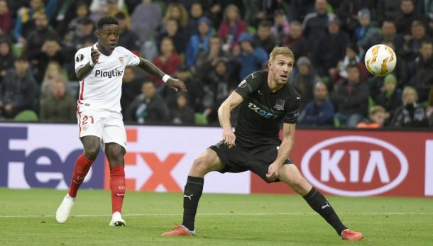 Promes en la disputa de un balón el el Krasnodar vs Sevilla | Foto: Sevilla FC