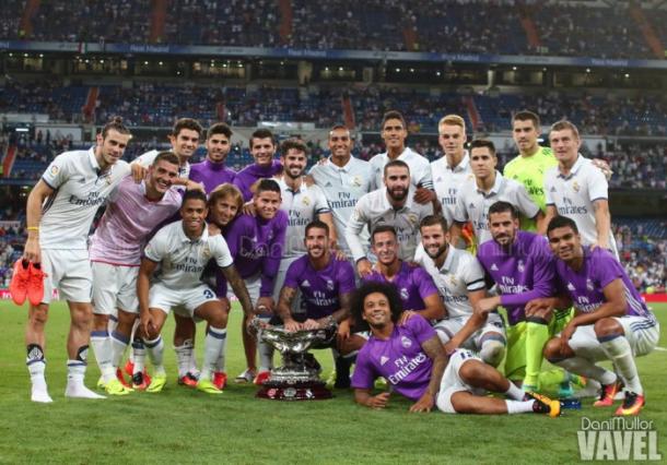 Los jugadores del Real Madrid celebran la conquista del Trofeo Santiago Bernabéu | Foto: Dani Mullor