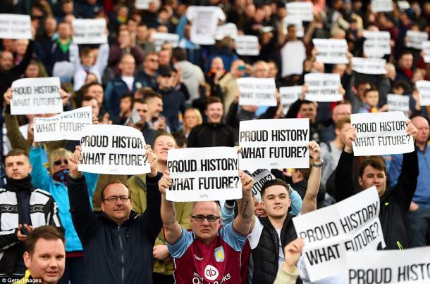 Los aficionados del Aston Villa muestran su descontento. Foto: Getty Images