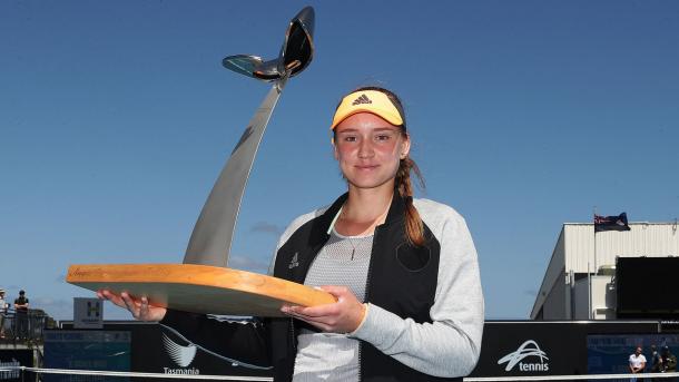 Rybakina lifts the championship trophy in Hobart/Photo: Mark Metcalfe/Getty Images