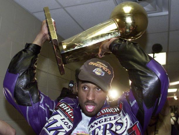 Kobe com o troféu de campeão, o segundo seguido (Foto: Getty Images)