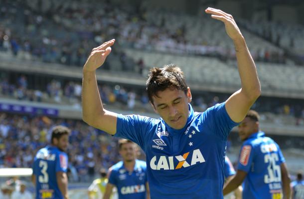 Robinho marca primeiro gol com a camisa do Cruzeiro (Foto: Washington Alves/Light Press)