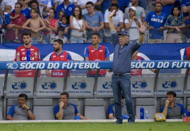 Durante o jogo, Mano esteve bastante agitado na área técnica (Foto: Washington Alves/Light Press/Cruzeiro)