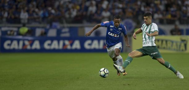 Elber e Egídio travaram um grande duelo durante a partida. (Foto:Washington Alves/Light Press/Cruzeiro)