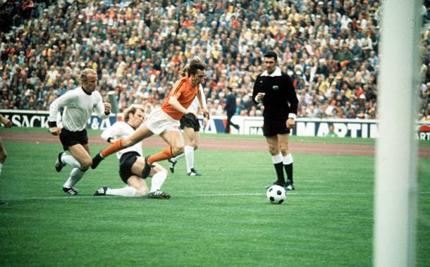 Cruyff foi derrubado por Hoeness no primeiro minuto da final (Foto: Popperfoto/Getty Images)