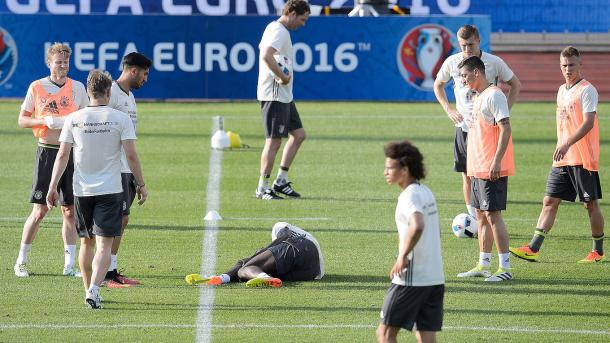 Rüdiger al momento de caer lesionado en el entrenamiento. // (Foto de dfb.de)