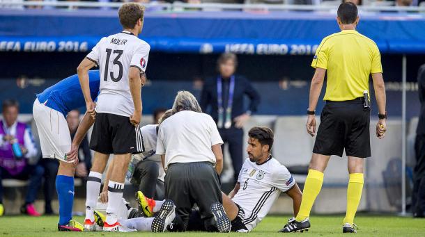 Khedira al momento de su lesión. // (Foto de Getty Images)