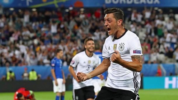 Özil grita eufórico el gol alemán. // (Foto de Getty Images)